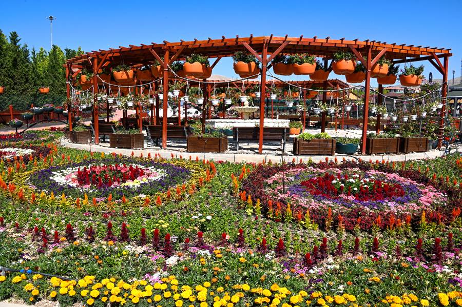 Türkiye'de daha büyüğü yok! Selçuklu Çiçek Bahçesi yeniden kapılarını açtı 10